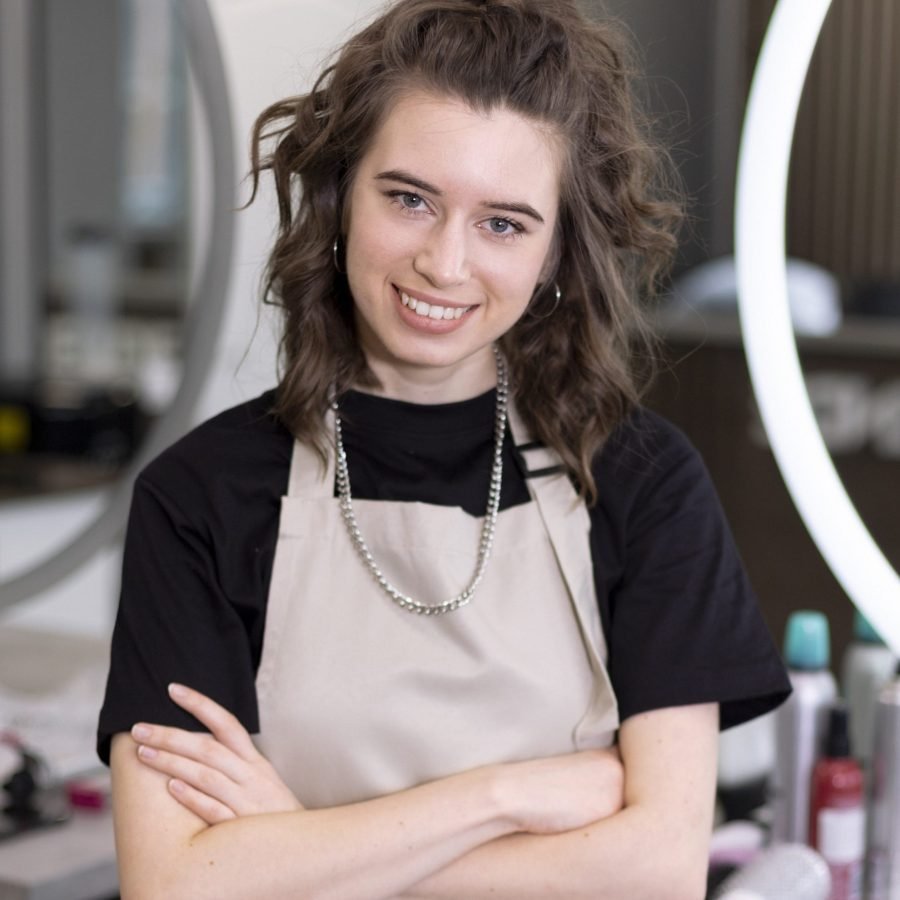 hairdresser-getting-ready-client